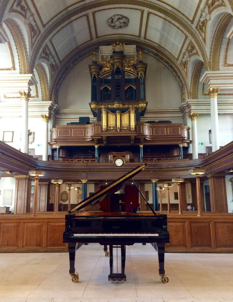Renatus Harris organ, installed on the lower and upper galleries.